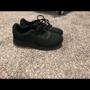 Black Nike tanjun casual sneakers
